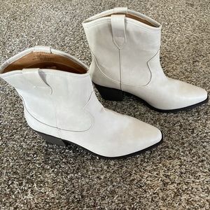 Universal Thread White Booties